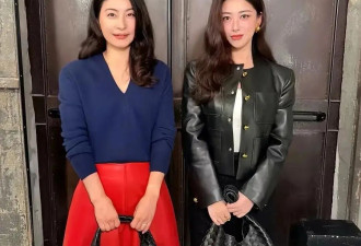 郭晶晶看秀同框朱珠，合影从来没输过！拎爱马仕也爱“中产三宝”