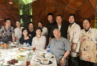 75岁洪金宝和家人到云南旅游，老婆高丽虹打扮贵气