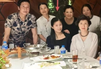 75岁洪金宝和家人到云南旅游，老婆高丽虹打扮贵气