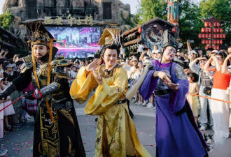 缺钱的明星，挤满景区