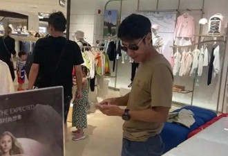 撒贝宁携家人购物，妻子李白扎马尾侧颜超美，女儿穿碎花裙很漂亮