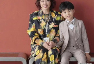 74岁刘晓庆新剪了短发减龄35岁，穿西装+阔腿裤，美得像换了个人