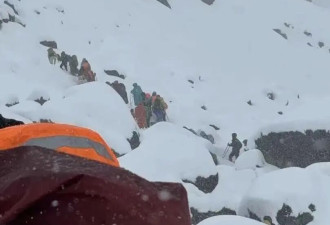 帐篷被埋！暴雪，西藏珠峰营地近千人受困