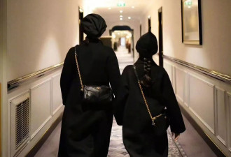 孙俪带女儿飞巴黎参加时装周，小花背影好像她