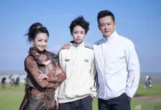 曹颖一家同台庆中秋，55岁王斑看着比老婆还年轻