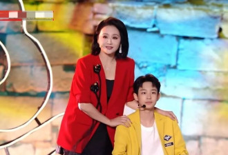 曹颖一家同台庆中秋，55岁王斑看着比老婆还年轻