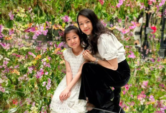 章子怡带女儿阿那亚度假，穿紧身裤腿弯似五五分