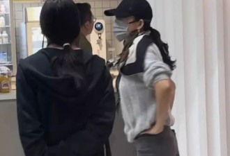 章子怡带女儿阿那亚度假，穿紧身裤腿弯似五五分