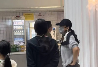 章子怡带女儿阿那亚度假，穿紧身裤腿弯似五五分
