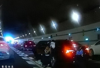 广州一隧道发生车祸,10岁男孩为救母跪地拦车求救