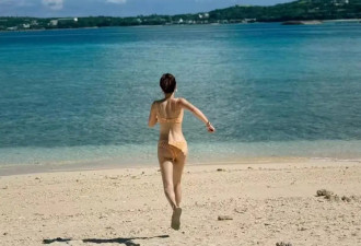 陈赫前妻晒海边旅行照，穿泳装全身零赘肉，腹肌马甲线太绝美了