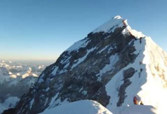 圣母峰暴雪突袭!上千登山客受困,350人获救200人待援