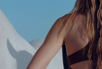 Hermès的女骑士，在沙滩上自由驰骋