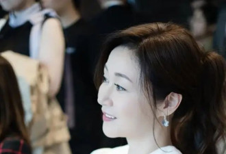 香港“第一美腿”晒近况！年过半百仍有少女味
