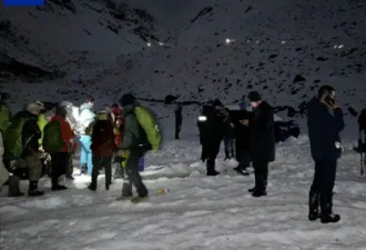 珠峰东侧暴雪 救援人员努力营救200名受困登山者