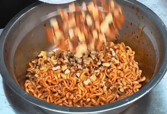 “方便面月饼”震惊网友: 感动到眼泪从嘴角流下
