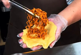 “方便面月饼”震惊网友: 感动到眼泪从嘴角流下