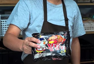 “方便面月饼”震惊网友: 感动到眼泪从嘴角流下