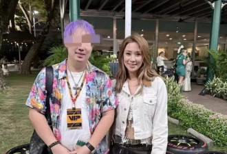 42岁徐子淇现身新加坡！穿搭时髦一头金发超美