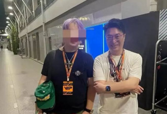 42岁徐子淇现身新加坡！穿搭时髦一头金发超美