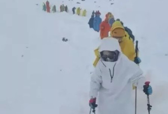 珠峰最强暴雪：千人受困帐篷被压塌 近600人获救…