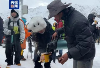珠峰最强暴雪：千人受困帐篷被压塌 近600人获救…
