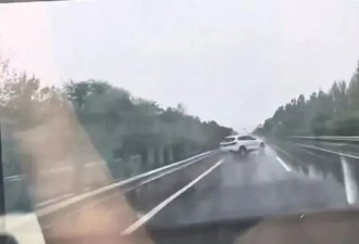 惊悚！SUV女司机被甩到空中 高速路失控侧翻