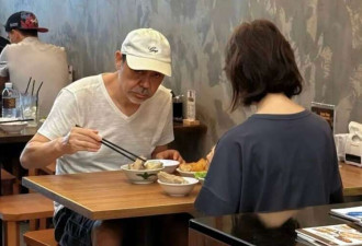 刘青云到平民饭店吃饭被偷拍,目露凶光表情生气