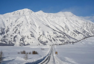新疆喀纳斯景区遭遇暴雪，游客：困了超14小时