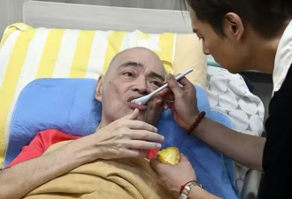 香港知名歌手卧病在床，瘦成皮包骨，晚年独住养老院靠经纪人照顾