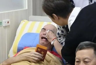 香港知名歌手卧病在床，瘦成皮包骨，晚年独住养老院靠经纪人照顾