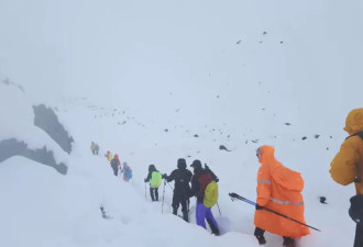 近千名游客因暴雪被困珠峰现陆续下山，亲历者回应