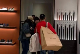郭晶晶在巴黎逛打折村，10W+的包一口气买5个，男助理快提不动了