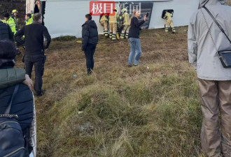 载有42人大巴在冰岛侧翻，车上有多名中国游客