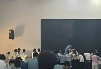 家长跪成一排被学生踩踏……校方致歉就够了吗？