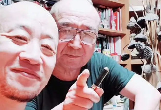 曝78岁李保田近况，房内略显杂乱，喝10元的桶装水，找人维修窗户