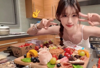 徐帆陪养女美国过中秋 徐朵为妈妈制作月饼拼盘
