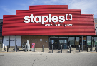 Staples亚裔店员操作222笔"虚假退货", 遭法官严判! 恐被遣返!