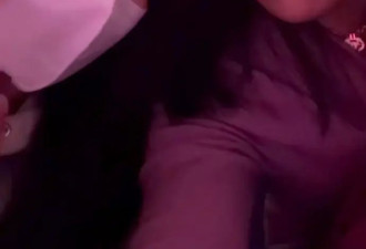 裴珠泫现身张艺兴演唱会 一身黑色装束打扮低调