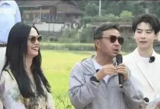 汪涵近照曝光，白发显老态！岁月无情惹网友热议。
