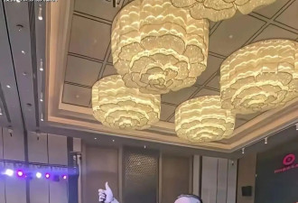 57岁韩磊被造谣后首度商演，不受影响气场依旧，头发稀疏苍老难认