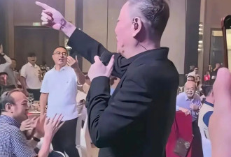 57岁韩磊被造谣后首度商演，不受影响气场依旧，头发稀疏苍老难认