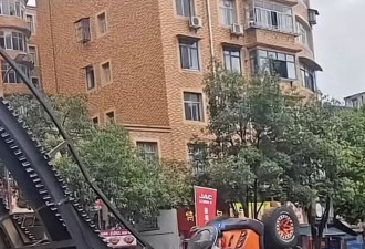 “212”越野车爬坡翻车，网友炸锅：背后竟是“世界铝王”？