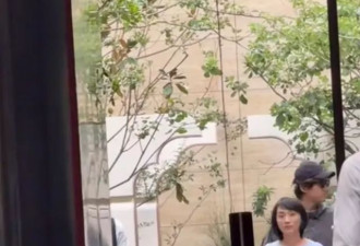 43岁胡歌和老婆上海看房，黄曦宁素颜但很自信