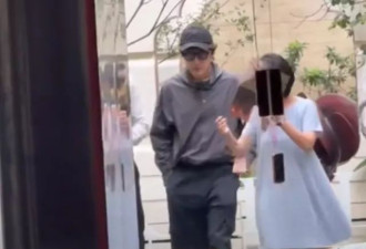 43岁胡歌和老婆上海看房，黄曦宁素颜但很自信