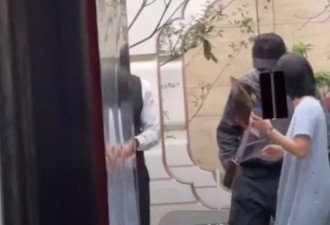 43岁胡歌和老婆上海看房，黄曦宁素颜但很自信