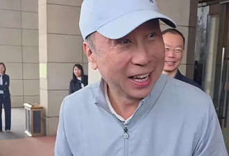 冯巩82岁大哥现状:住天津老破小房子,越长越像冯国璋,晚年享福