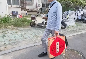 冯巩82岁大哥现状:住天津老破小房子,越长越像冯国璋,晚年享福