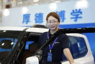 中国两游客在马来西亚失踪:男子手机定位仍在海底