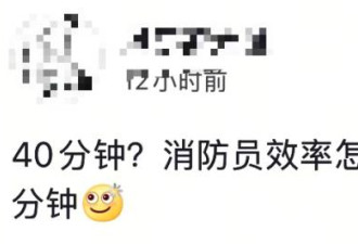 社死！男子骑电动车玩手机不看路 头部卡进红绿灯
